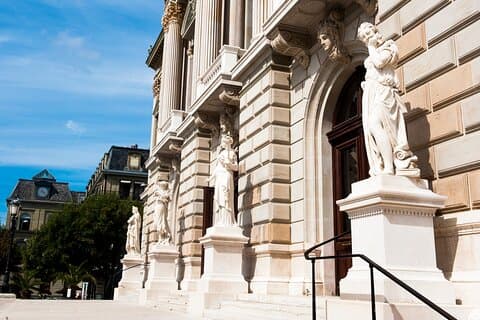 Small-Group Guided Walking Tour of Geneva Old Town