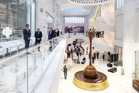 Small Group Zurich Walking Tour, Cruise and LINDT Factory