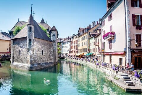 Private Transfer from Zurich to Lyon with 2h Stop in Annecy