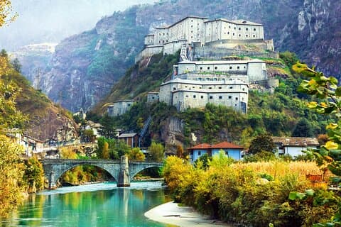 Private transfer: Geneva to Milan with 2h stop in Aosta Valley
