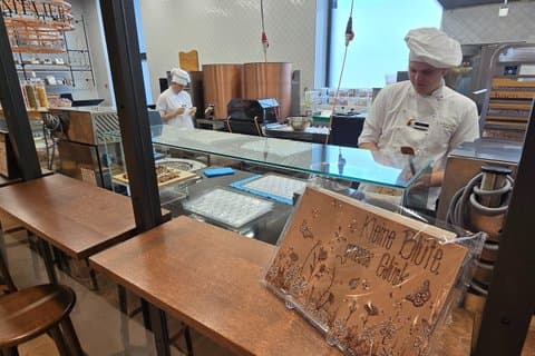 Exclusive Chocolate Factory Tour with Tasting and Decoration