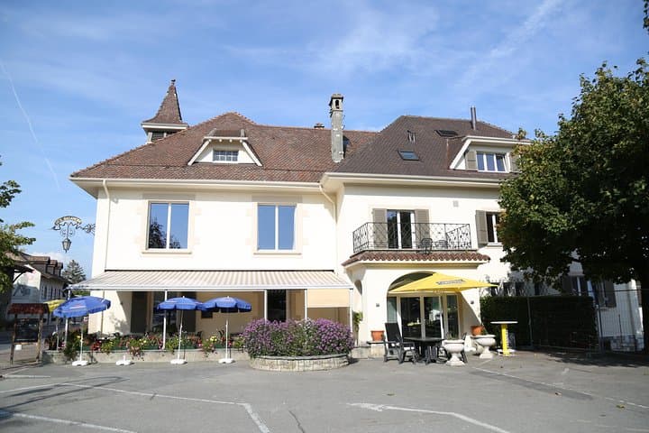 Transfer from Genève Aéroport to Founex