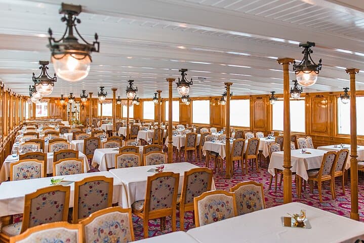 Round trip cruise from Lausanne to Chillon
