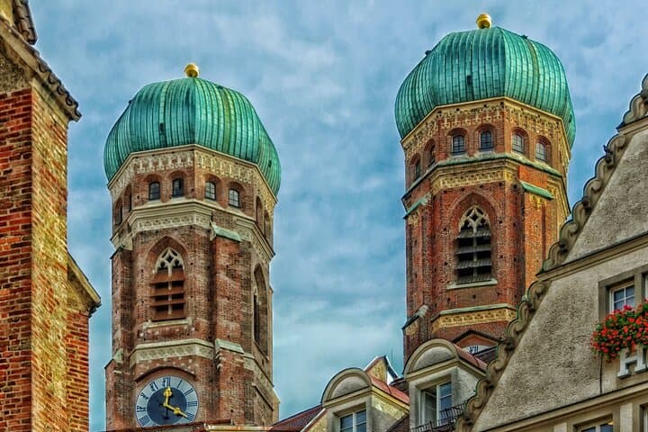 Private transfer: Zurich to Munich with a 2h of sightseeing stop