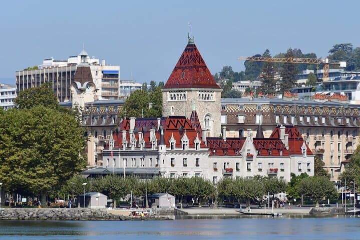 Lausanne Ouchy Self-Guided City Walking Tour & Scavenger Hunt