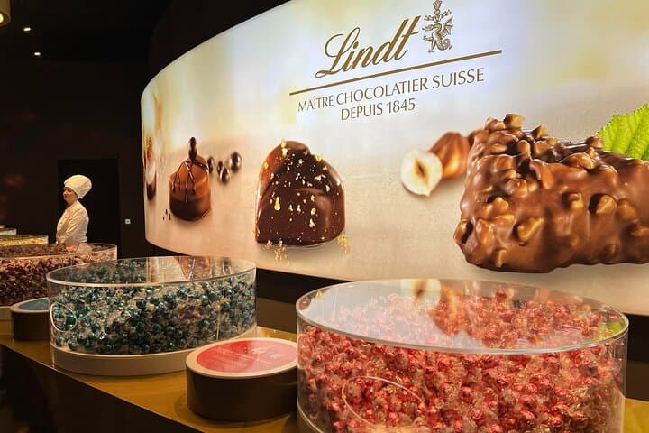 Small Group Zurich Walking Tour, Cruise and LINDT Factory