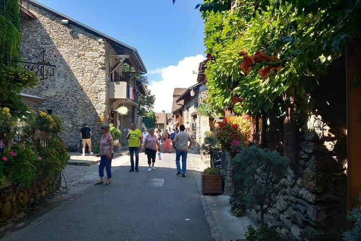 4 Hour Private Tour of the Medieval Town of Yvoire near Geneva