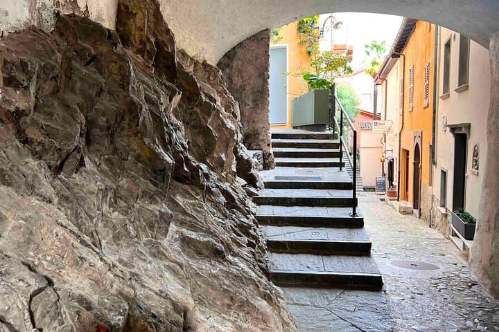 A peek down a narrow alley that makes the village so charming and the limestone rock it is built on
