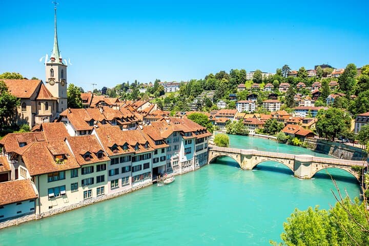 Private transfer from Zurich to Bern with a 2h Sightseeing stop