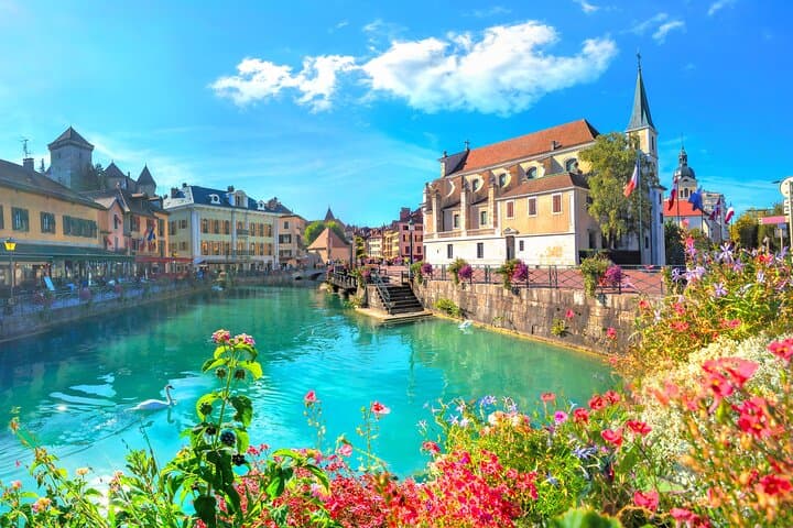 Private Transfer: Zurich to Lyon,2h of sightseeing stop in Annecy