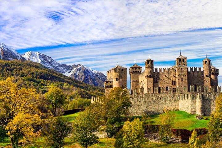 Private transfer: Geneva to Milan with 2h stop in Aosta Valley
