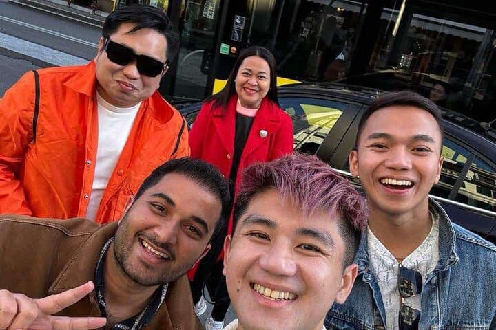 Guests Selfie