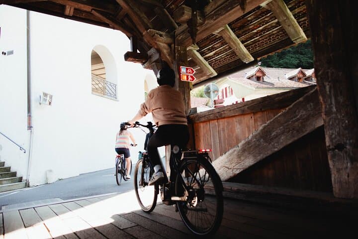 Interlaken to Lauterbrunnen E bike Tour Valley of 72 Waterfalls