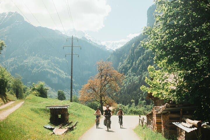 Interlaken to Lauterbrunnen E bike Tour Valley of 72 Waterfalls