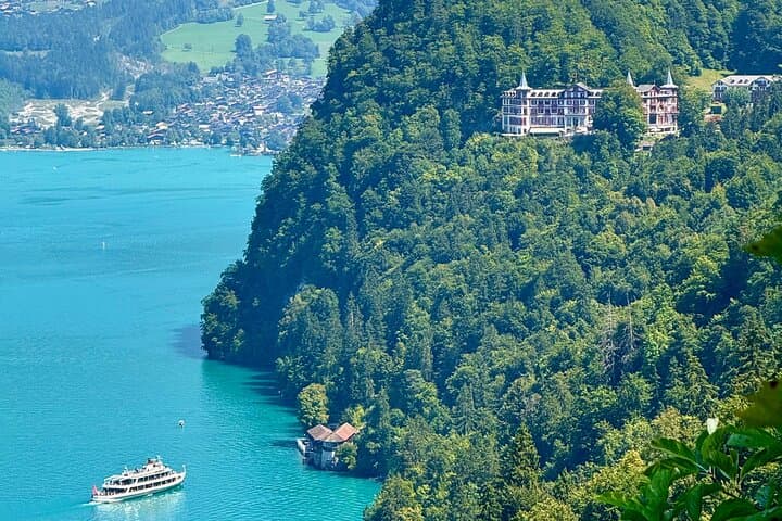 View over Lake Brienz with the Grandhotel Giessbach.