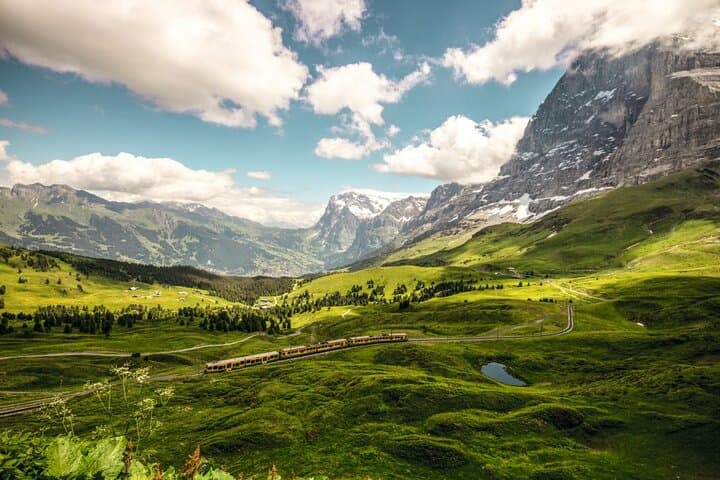 Kleine Scheidegg to Lauterbrunnen through Wengen