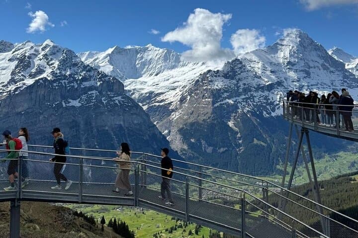 Cliffwalk
Unforgettable panoramic viewpoints over the Swiss Alps