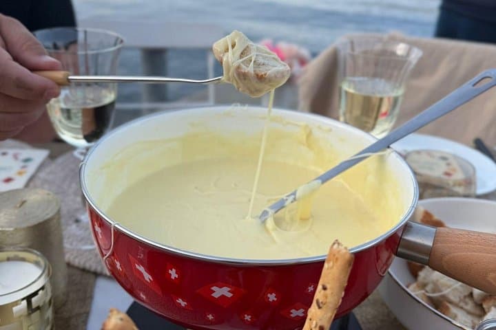 Private Lake Lucerne Hike with Swiss Fondue