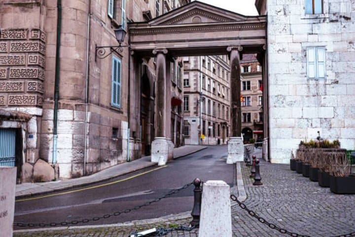 Private Walking Tour in Geneva Old Town Heritage