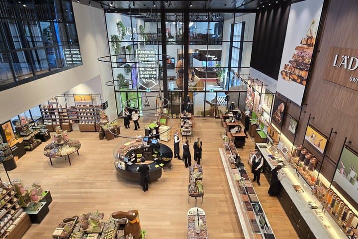 Exclusive Chocolate Factory Tour with Tasting and Decoration