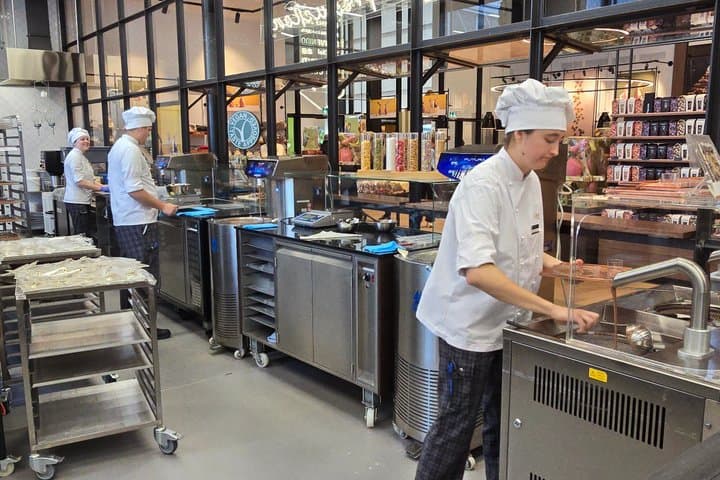 Exclusive Chocolate Factory Tour with Tasting and Decoration