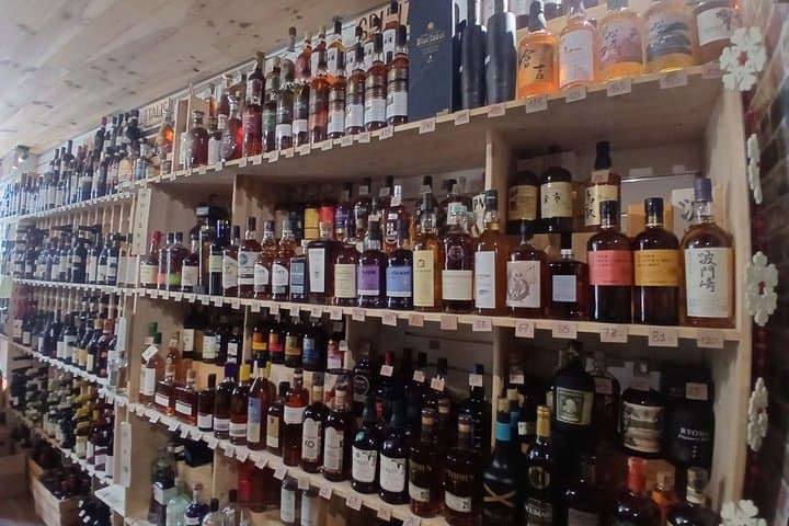 Private Tasting in Geneva with Wine Champagne or Whisky