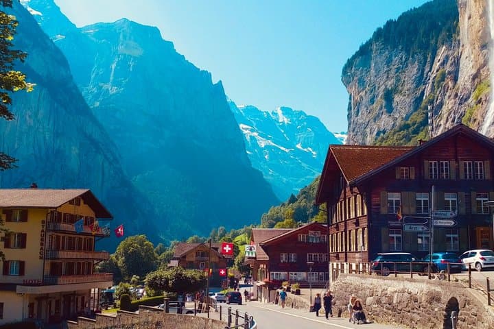 Interlaken: Full Guided Private Tour Grindelwald & Lauterbrunnen