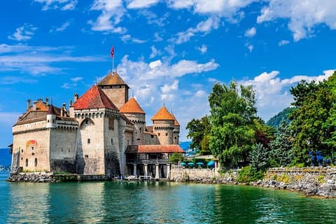 Geneva to Lausanne, Montreux and Château Chillon Private Tour
