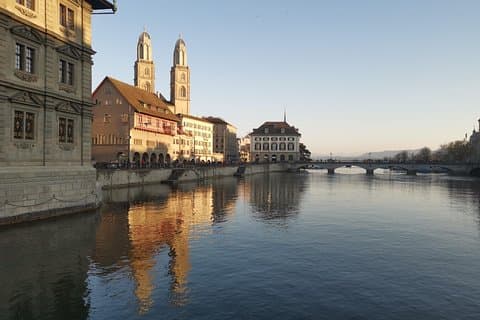 Grossmünster mit Limmat