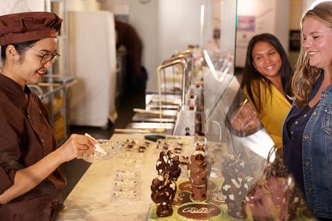 On the museum route, direct contact with artisanal production and our chocolate makers