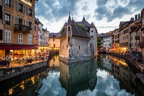Private Tour to Annecy with skyglass roof top bus from Geneva