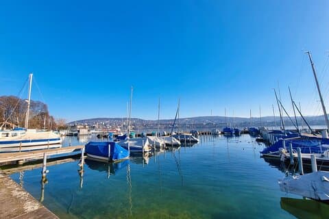 Private audio book city rally around Lake Zurich in Zurich