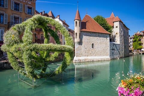 Private Transfer from Geneva to Genoa with 2h stop in Annecy