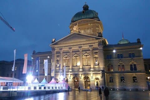 Bern Political Walking Tour with a Diplomat