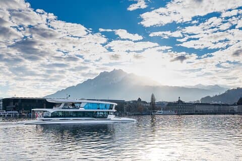 Lucerne: Lake Cruise and Old Town Tour with Guide & Photographer
