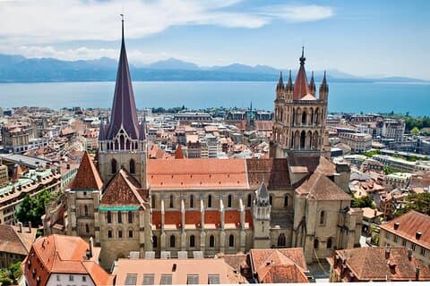 General photo of the city with cathedral in foreground