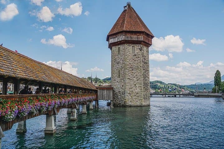Private 2-hour Walking tour of Lucern with official tour guide
