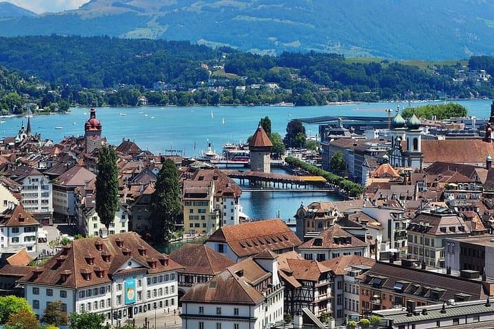 Private 2-hour Walking tour of Lucern with official tour guide
