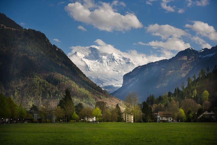 Private Trip from Geneva to the Swiss Capital - Bern & Paragliding in Interlaken