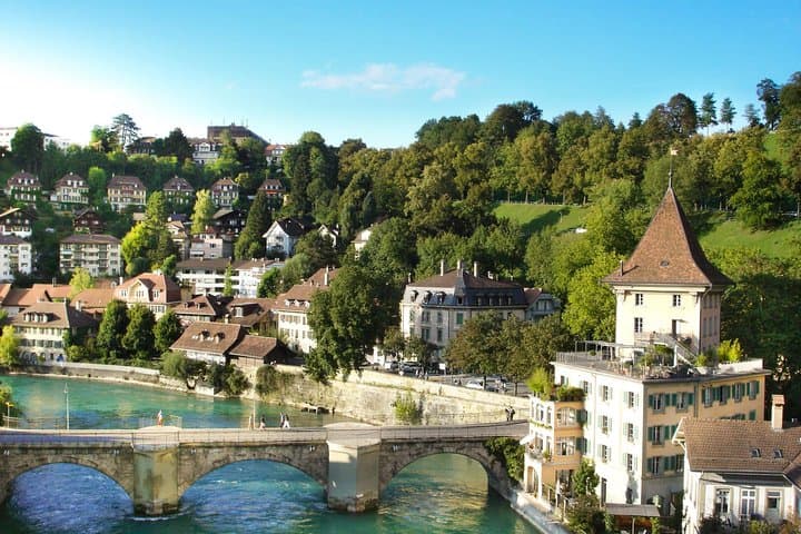 Private Trip from Geneva to the Swiss Capital - Bern & Paragliding in Interlaken