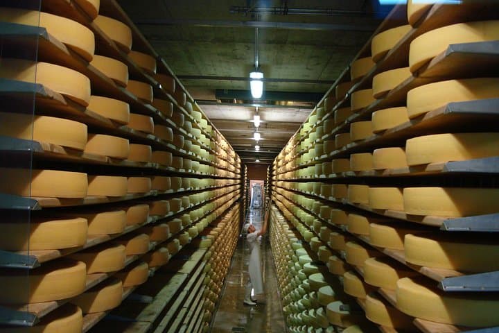 Private Tour to Gruyères, Chocolate & Cheese Factory from Geneva