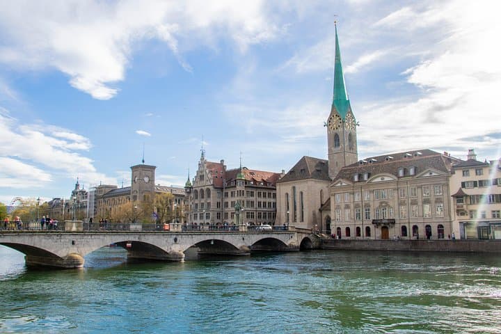 Zurich: Chocolate Tasting and Walking Tour with a Local