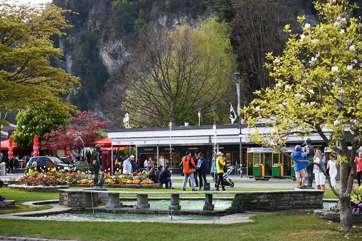Private Trip from Geneva to the Swiss Capital - Bern & Paragliding in Interlaken