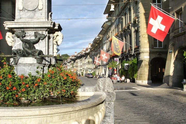 Private Trip from Geneva to the Swiss Capital - Bern & Paragliding in Interlaken