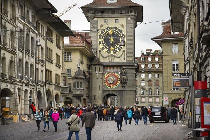 Private Trip from Geneva to the Swiss Capital - Bern & Paragliding in Interlaken
