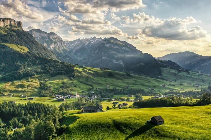 Breathtaking Private Hike with a Local Swiss Expert (1 day trip)