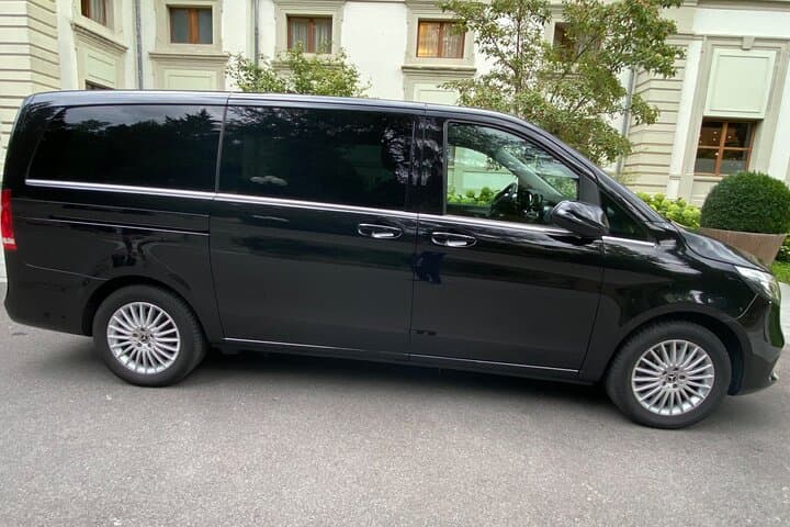 ✨ UNBEATABLE VALUE: Spacious Family Van Perfect for Winter Sports Gear & Christmas Shopping! Free Ski Storage, Group-Friendly, Complimentary Swiss Chocolate - Better Than Competitors!