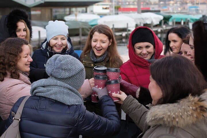 During the game, the participants receive 2 mulled wine or non-alcoholic punch.