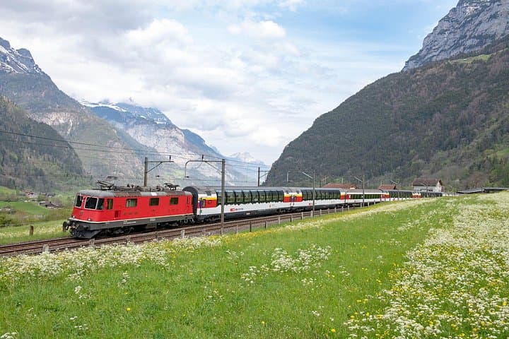 Between Lakes and Alps I 7-Day Guided Tour with Accommodation in Switzerland