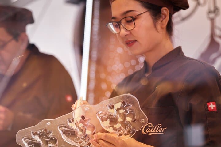 On the museum trail, discover the demonstration area, in direct contact with our chocolatiers